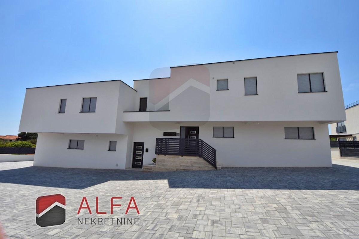 Hrvaška, Vodice, prodamo nov dvosobni apartma, pritličje, lasten vrt