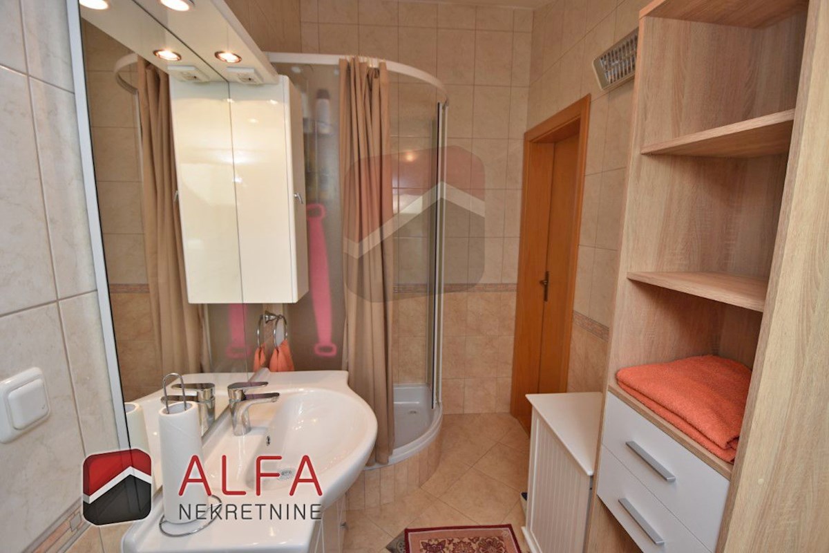 Hrvaška, Vodice, prodaja lepo opremljeno udobno stanovanje z dvema spalnicama