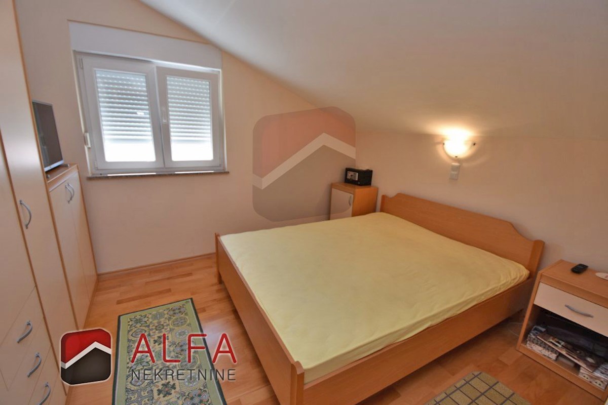 Hrvaška, Vodice, prodaja lepo opremljeno udobno stanovanje z dvema spalnicama