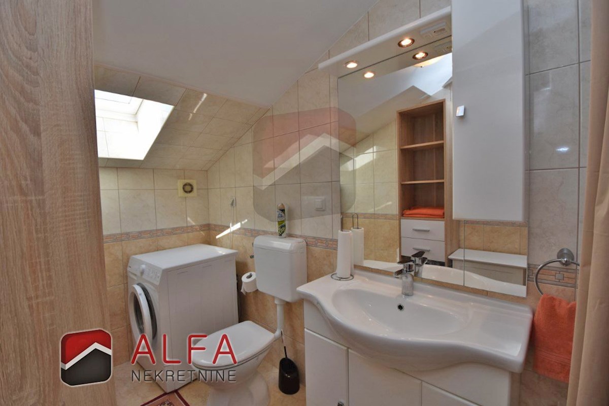 Hrvaška, Vodice, prodaja lepo opremljeno udobno stanovanje z dvema spalnicama