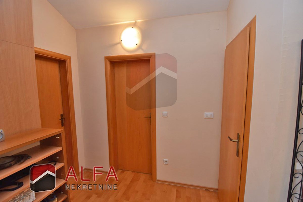 Hrvaška, Vodice, prodaja lepo opremljeno udobno stanovanje z dvema spalnicama