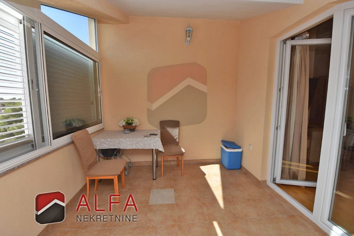 Hrvaška, Vodice, prodaja lepo opremljeno udobno stanovanje z dvema spalnicama