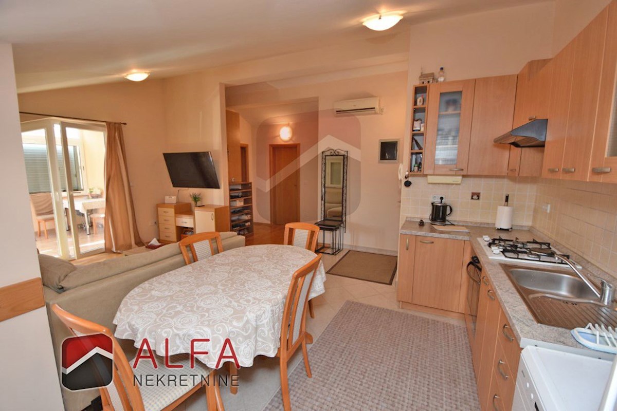 Hrvaška, Vodice, prodaja lepo opremljeno udobno stanovanje z dvema spalnicama