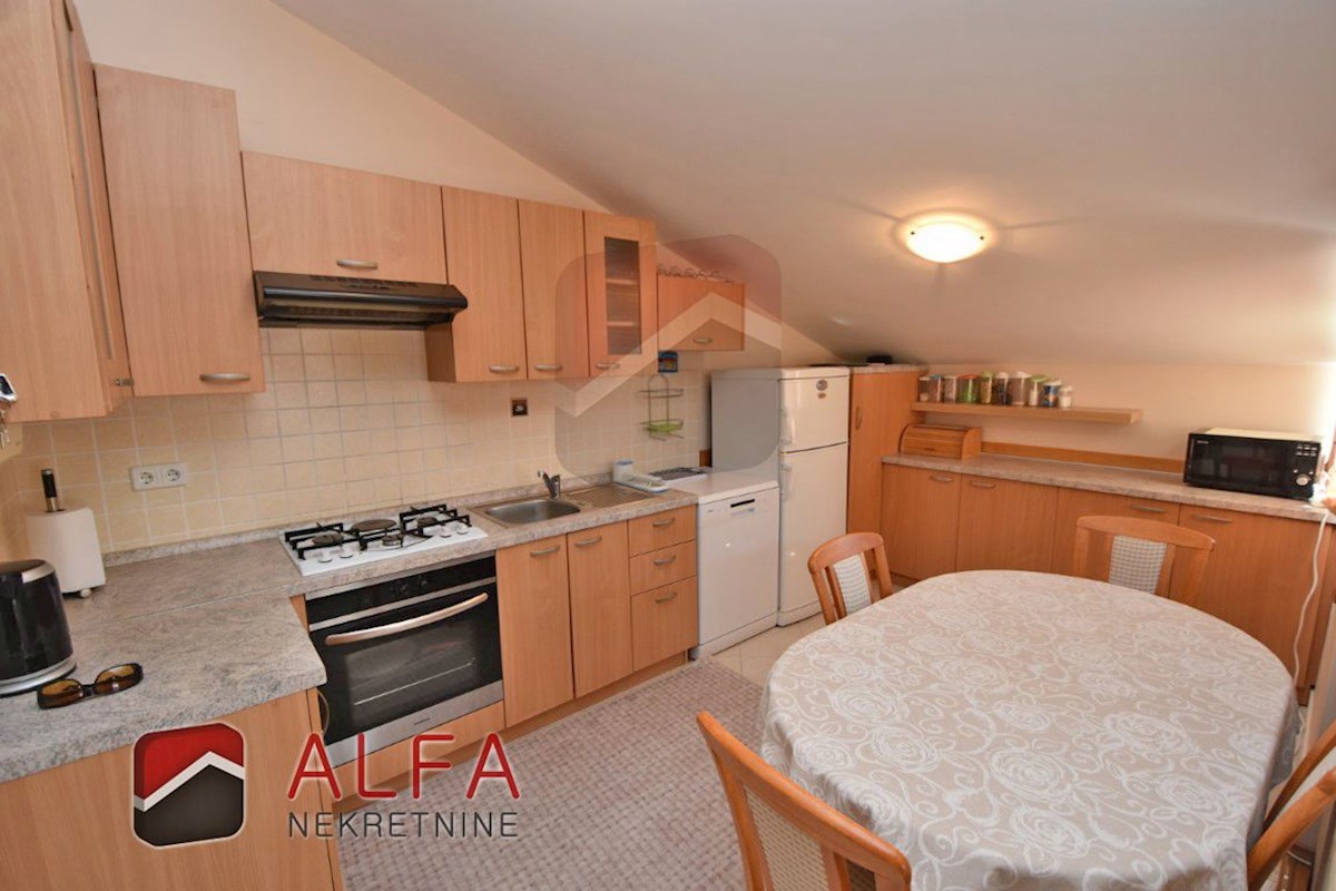 Hrvaška, Vodice, prodaja lepo opremljeno udobno stanovanje z dvema spalnicama