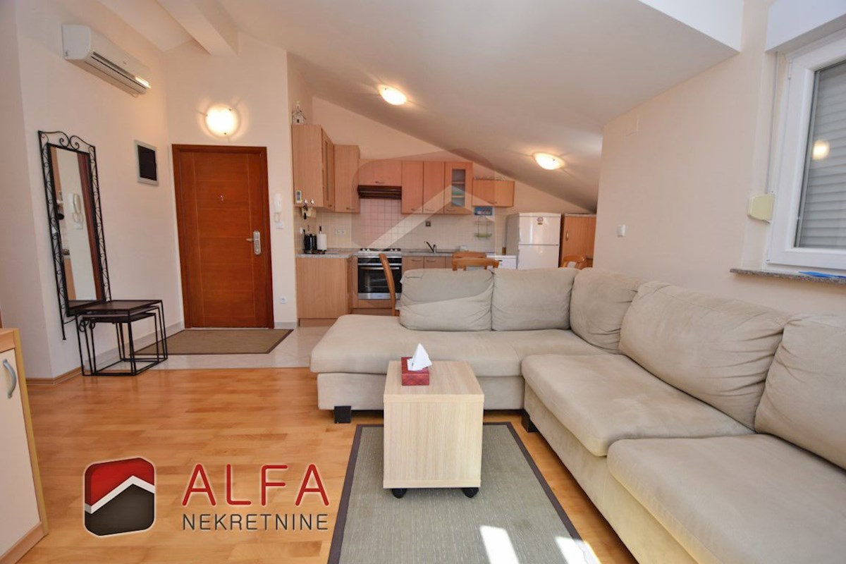 Hrvaška, Vodice, prodaja lepo opremljeno udobno stanovanje z dvema spalnicama