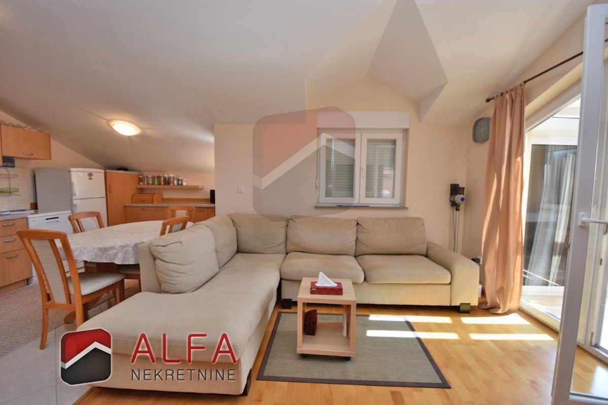 Hrvaška, Vodice, prodaja lepo opremljeno udobno stanovanje z dvema spalnicama