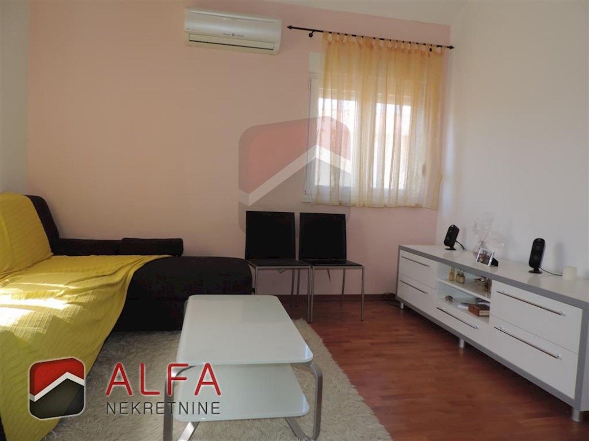 Hrvaška, Vodice, prodaja prostorna hiša s tremi apartmaji