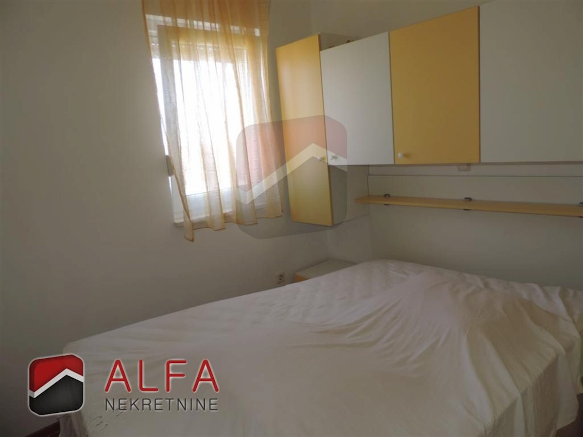 Hrvaška, Vodice, prodaja prostorna hiša s tremi apartmaji