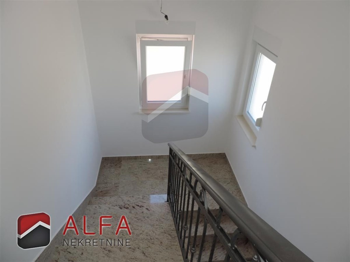 Hrvaška, Vodice, prodaja prostorna hiša s tremi apartmaji