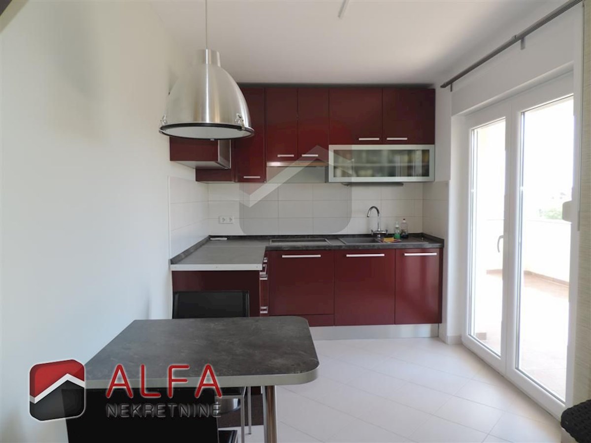 Hrvaška, Vodice, prodaja prostorna hiša s tremi apartmaji