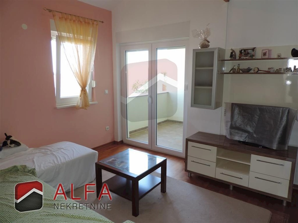 Hrvaška, Vodice, prodaja prostorna hiša s tremi apartmaji