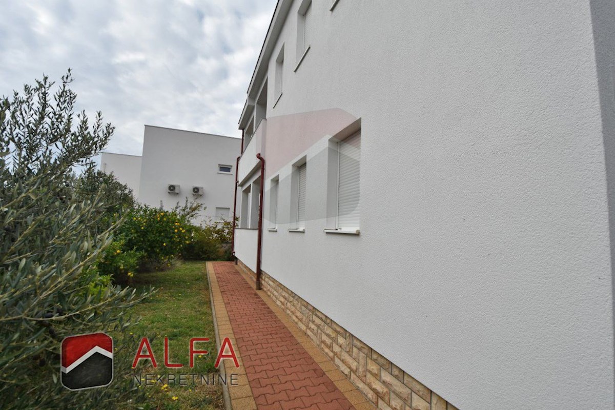 Hrvaška, Vodice, prodaja prostorna hiša s tremi apartmaji