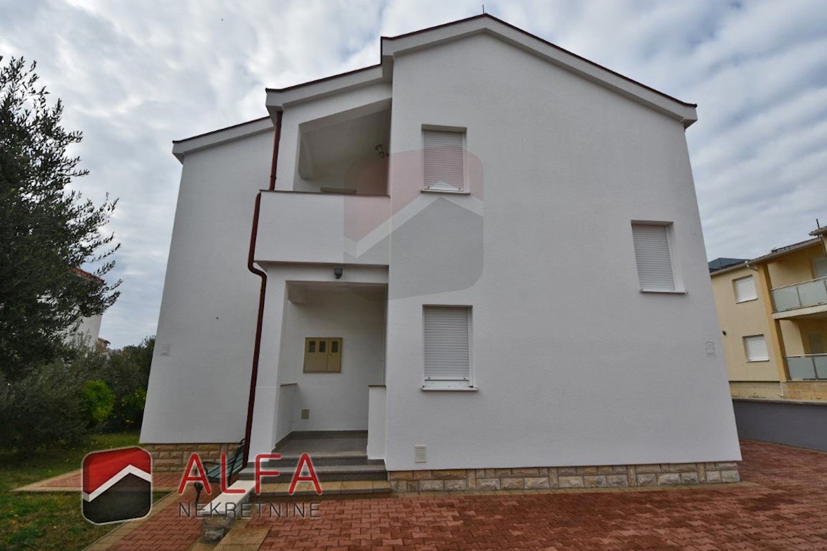 Hrvaška, Vodice, prodaja prostorna hiša s tremi apartmaji