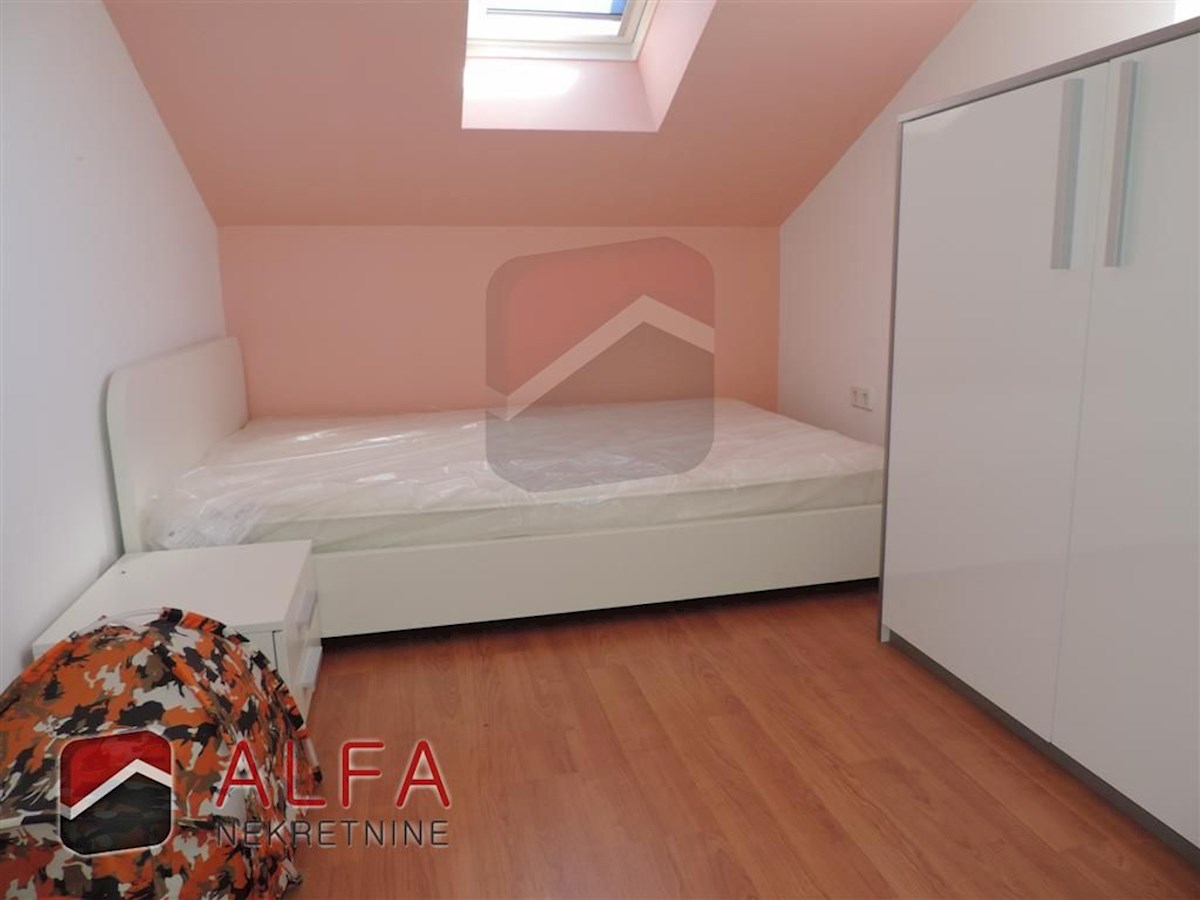 Hrvaška, Vodice, prodaja prostorna hiša s tremi apartmaji