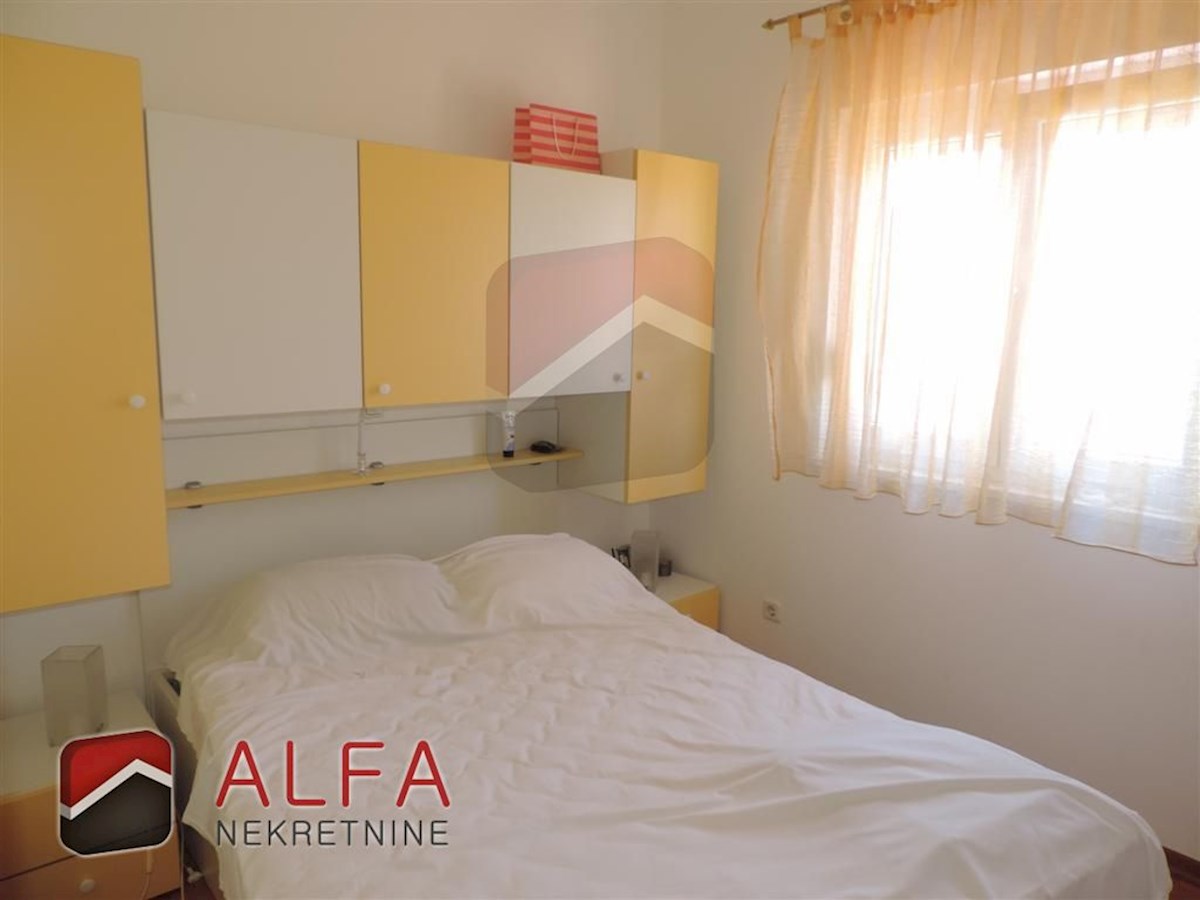 Hrvaška, Vodice, prodaja prostorna hiša s tremi apartmaji