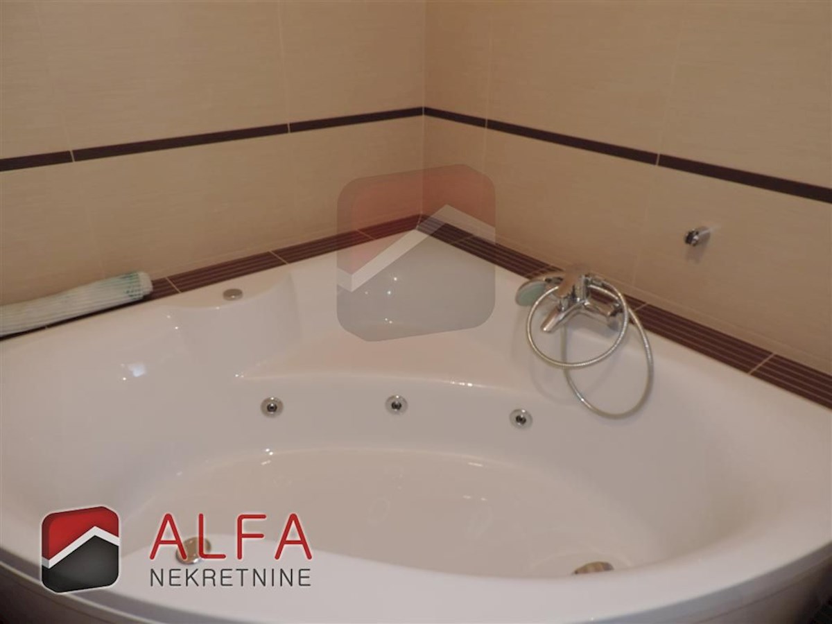 Hrvaška, Vodice, prodaja prostorna hiša s tremi apartmaji