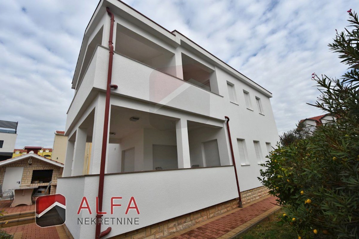 Hrvaška, Vodice, prodaja prostorna hiša s tremi apartmaji