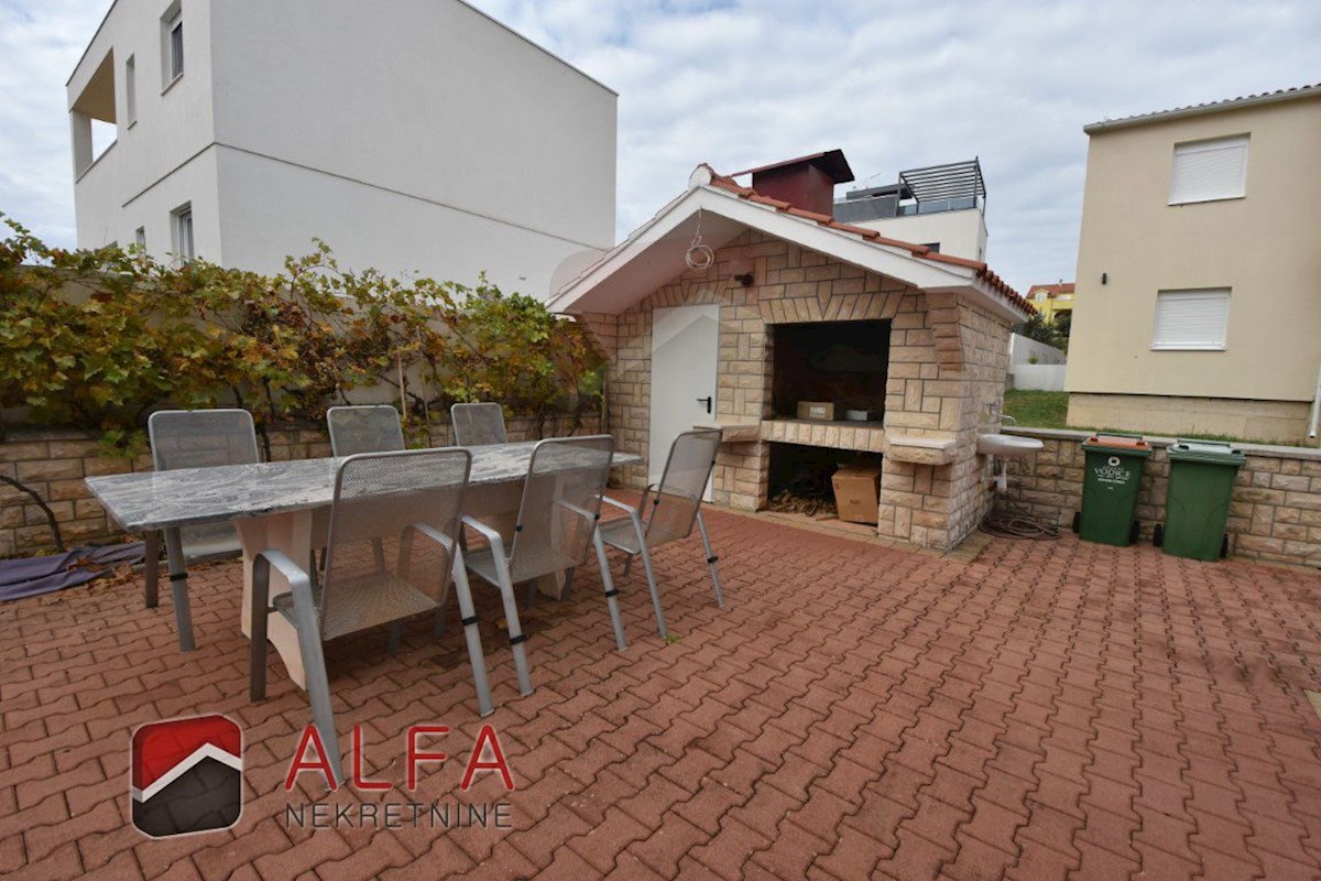 Hrvaška, Vodice, prodaja prostorna hiša s tremi apartmaji