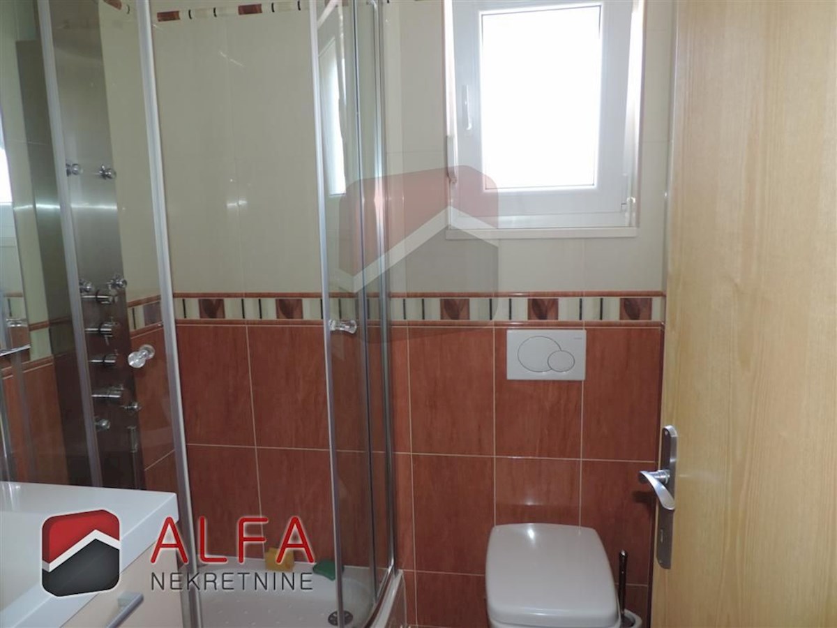 Hrvaška, Vodice, prodaja prostorna hiša s tremi apartmaji