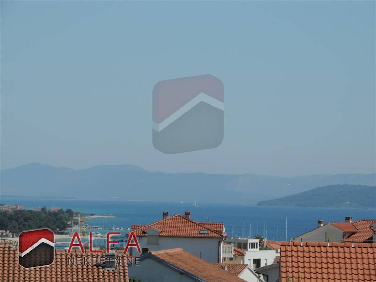 Hrvaška, Vodice, prodaja prostorna hiša s tremi apartmaji
