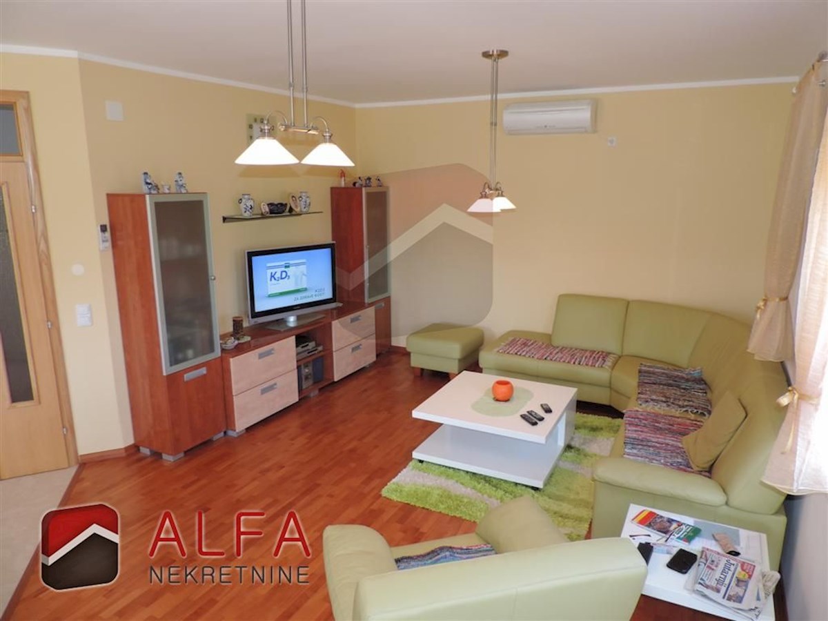 Hrvaška, Vodice, prodaja prostorna hiša s tremi apartmaji