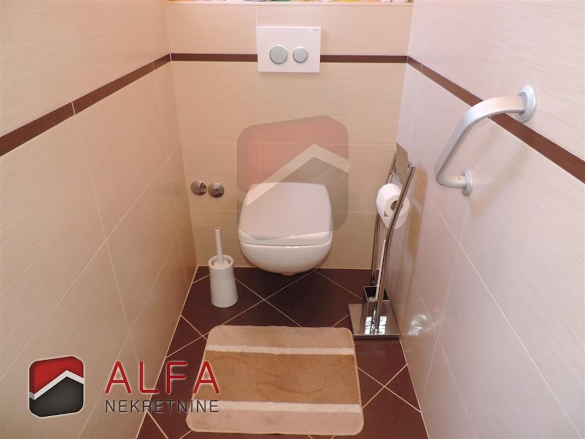 Hrvaška, Vodice, prodaja prostorna hiša s tremi apartmaji