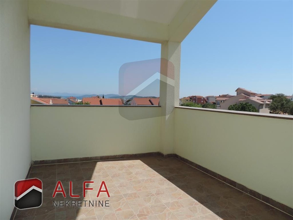 Hrvaška, Vodice, prodaja prostorna hiša s tremi apartmaji