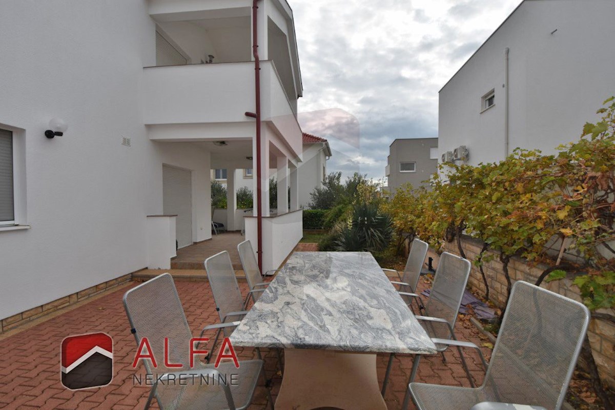 Hrvaška, Vodice, prodaja prostorna hiša s tremi apartmaji