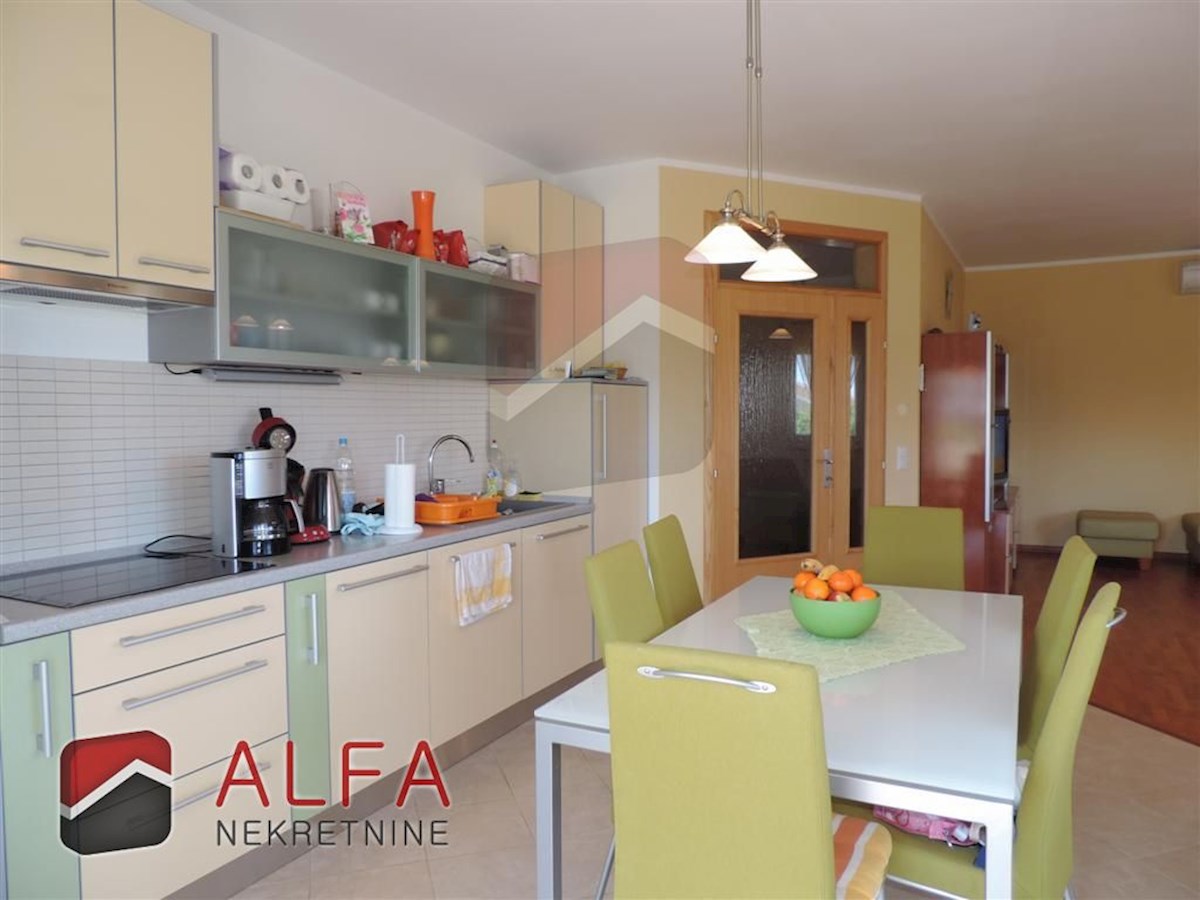 Hrvaška, Vodice, prodaja prostorna hiša s tremi apartmaji