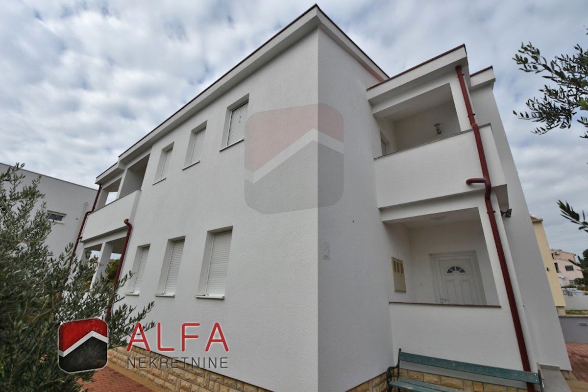 Hrvaška, Vodice, prodaja prostorna hiša s tremi apartmaji