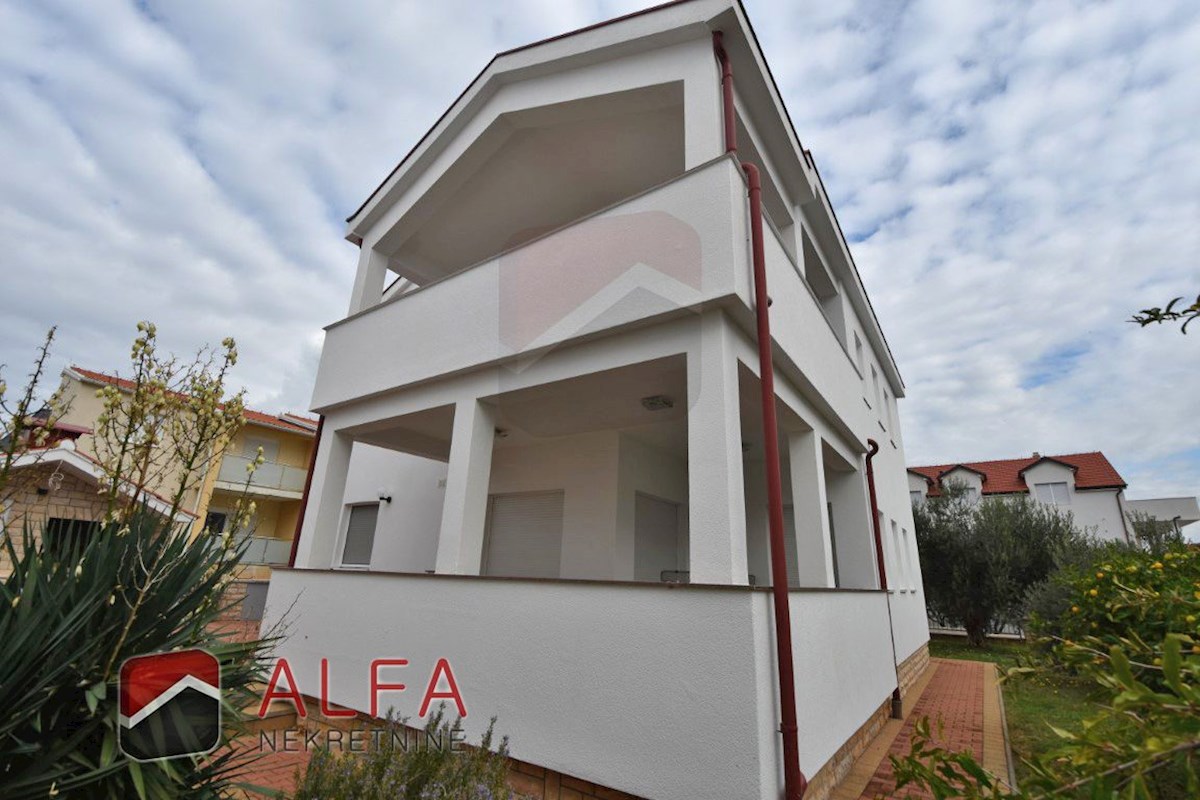 Hrvaška, Vodice, prodaja prostorna hiša s tremi apartmaji