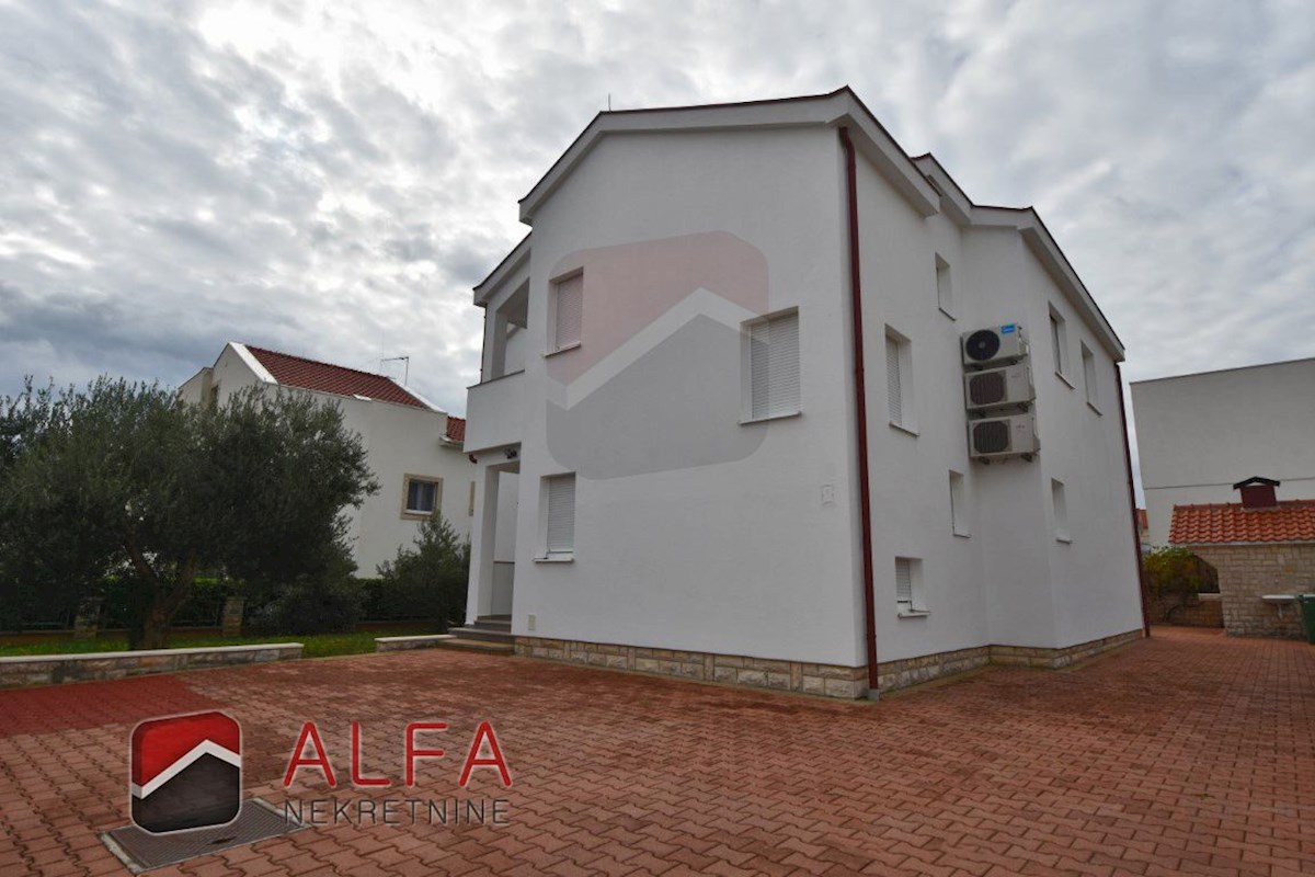 Hrvaška, Vodice, prodaja prostorna hiša s tremi apartmaji