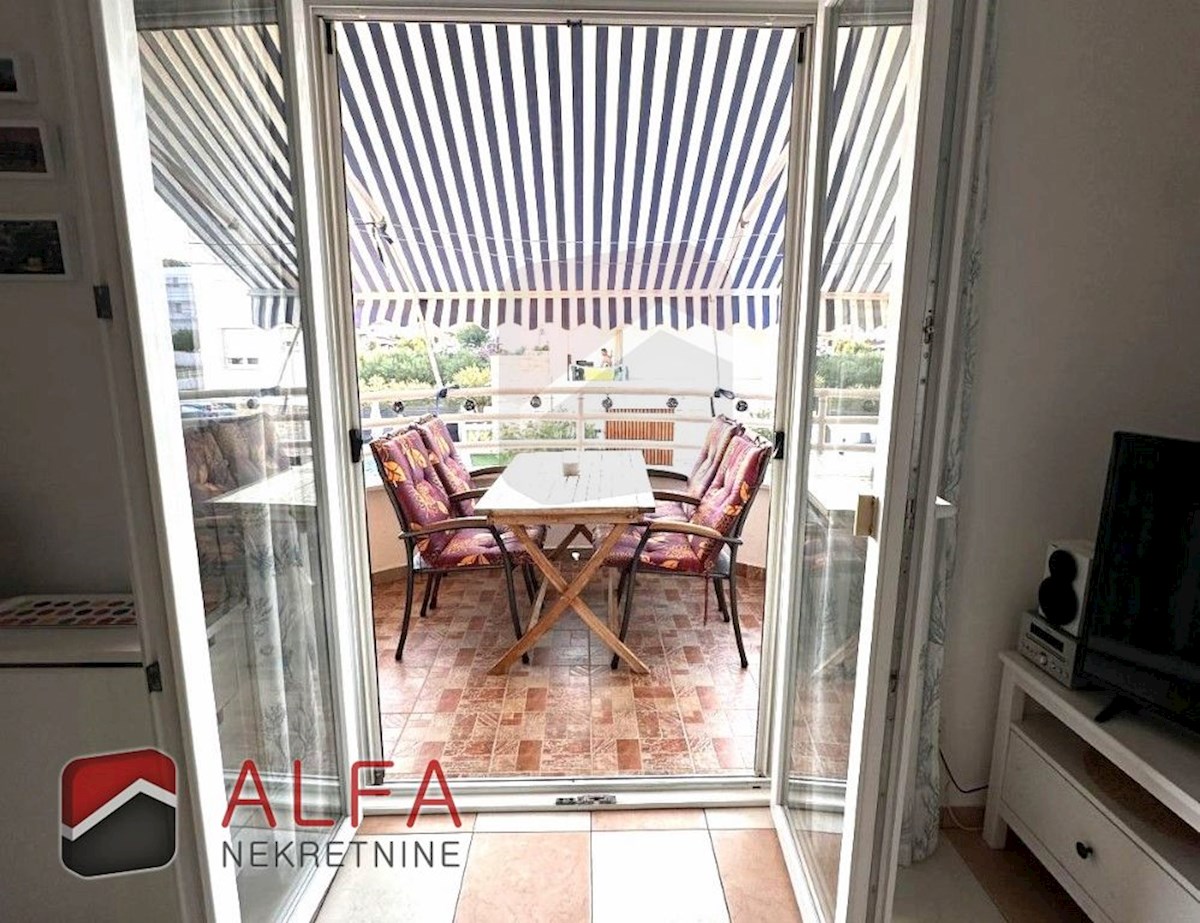 Hrvaška, Vodice – prodaja enosobno stanovanje v prvem nadstropju, blizu morja