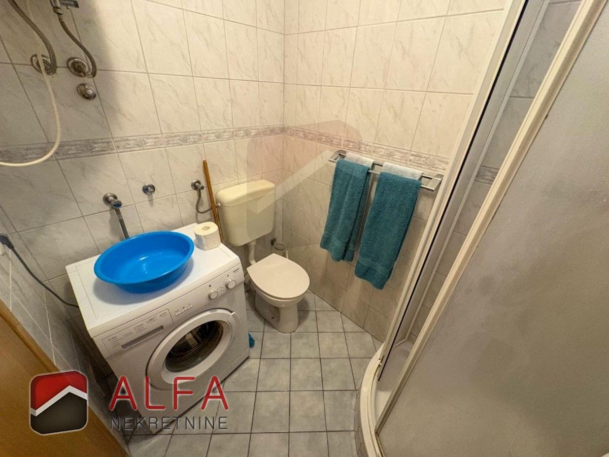 Hrvaška, Vodice – prodaja dvosobno stanovanje v pritličju, blizu morja
