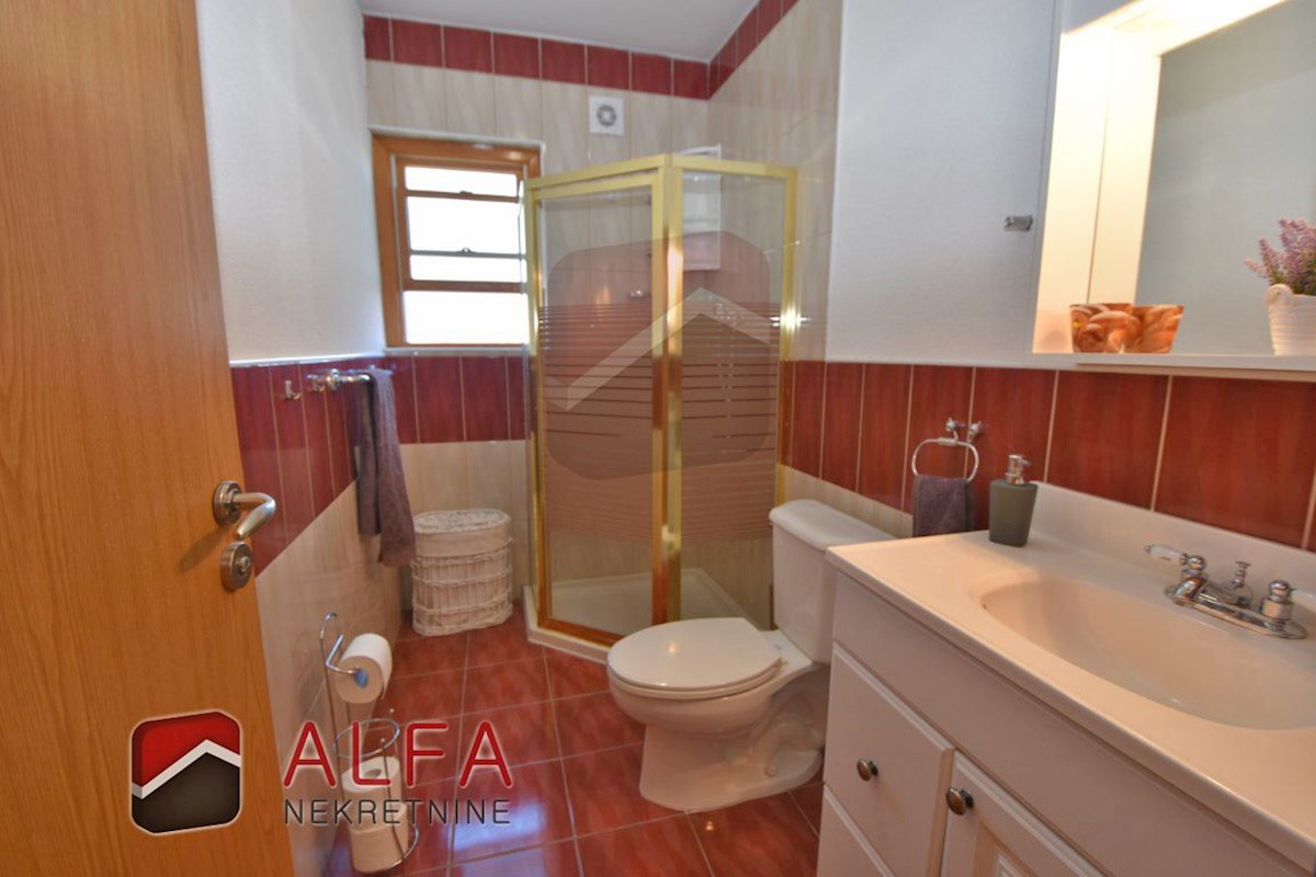 Hrvaška, Vodice, prodaja opremljeno udobno stanovanje, prvo nadstropje