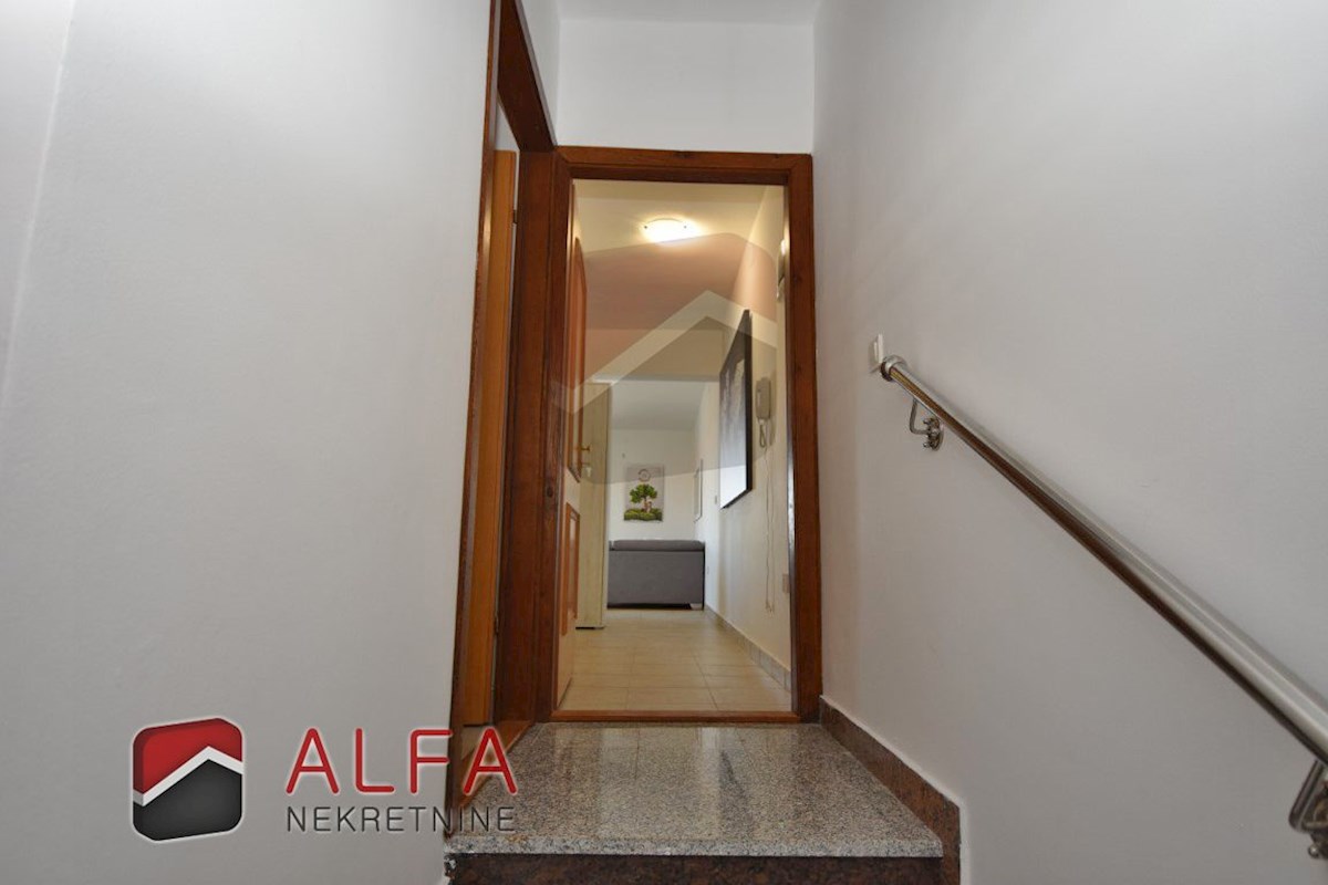 Hrvaška, Vodice, prodaja opremljeno udobno stanovanje, prvo nadstropje