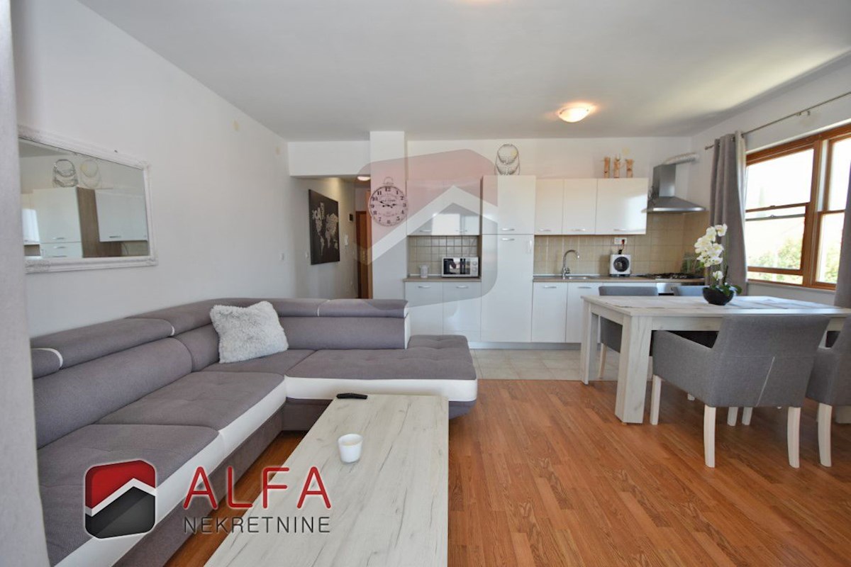 Hrvaška, Vodice, prodaja opremljeno udobno stanovanje, prvo nadstropje