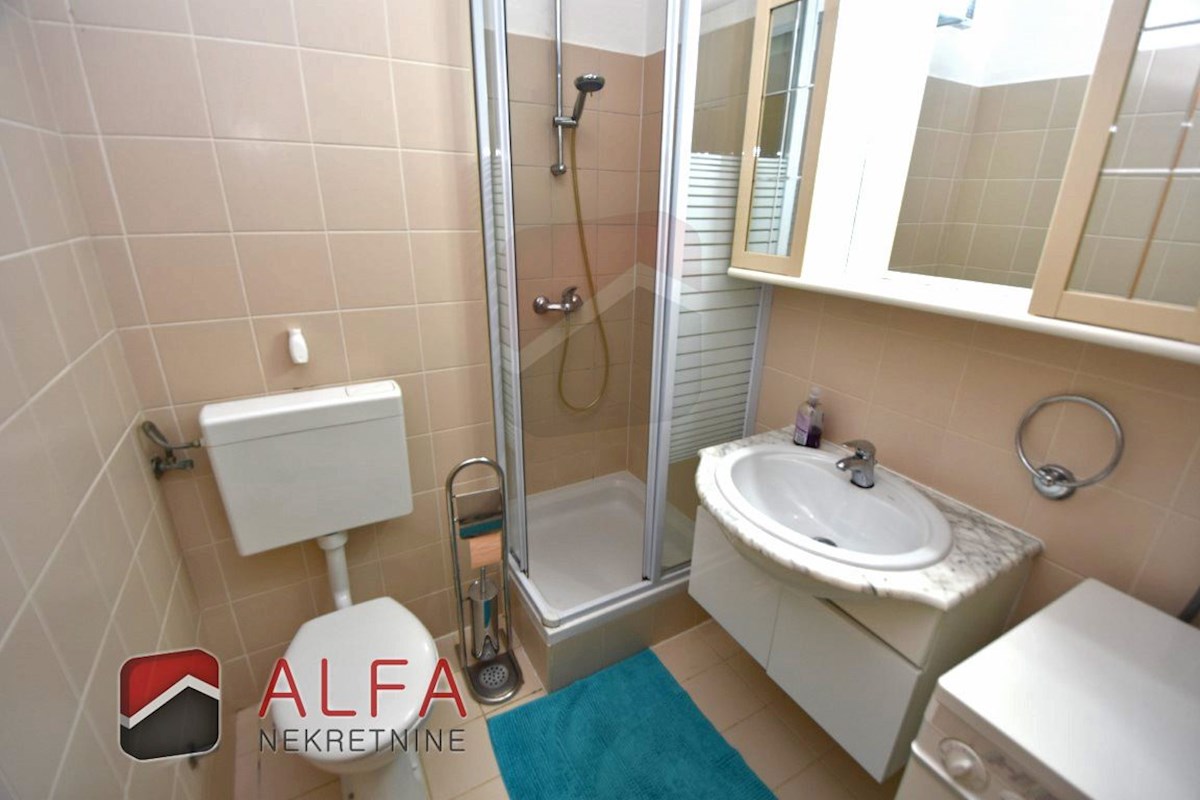 Hrvaška, Vodice, prodaja pritličnega stanovanja z vrtom