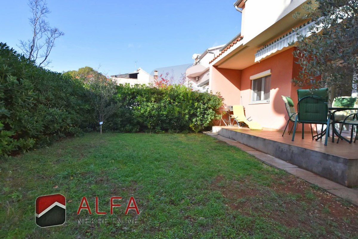 Hrvaška, Vodice, prodaja pritličnega stanovanja z vrtom