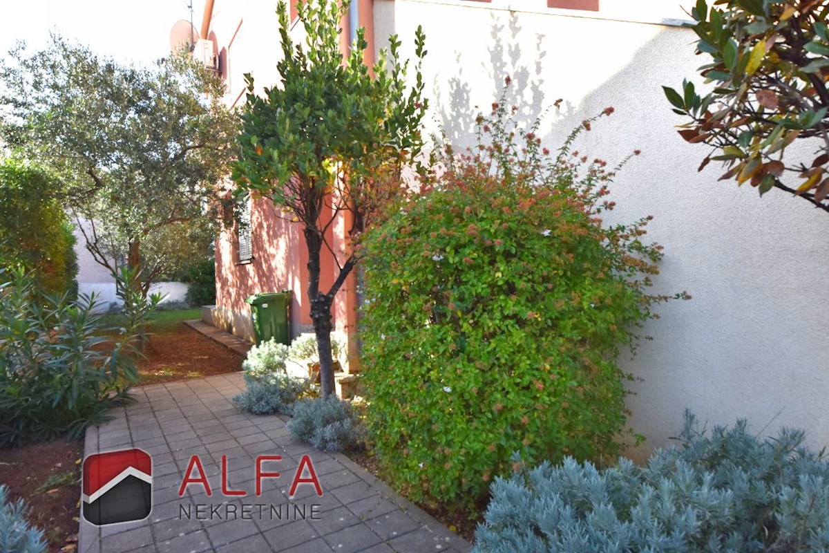 Hrvaška, Vodice, prodaja pritličnega stanovanja z vrtom