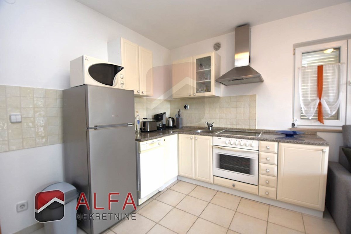 Hrvaška, Vodice, prodaja pritličnega stanovanja z vrtom