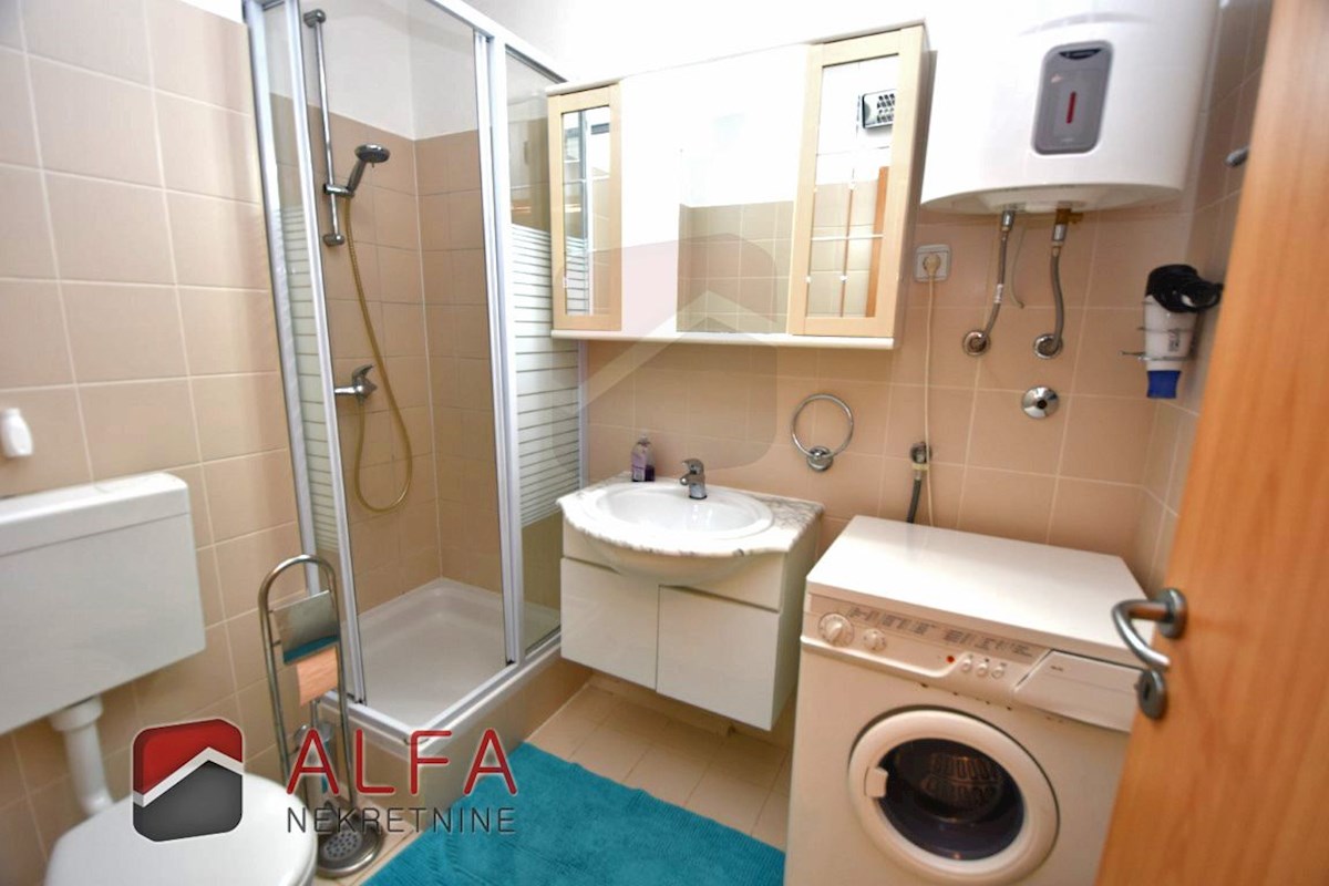 Hrvaška, Vodice, prodaja pritličnega stanovanja z vrtom