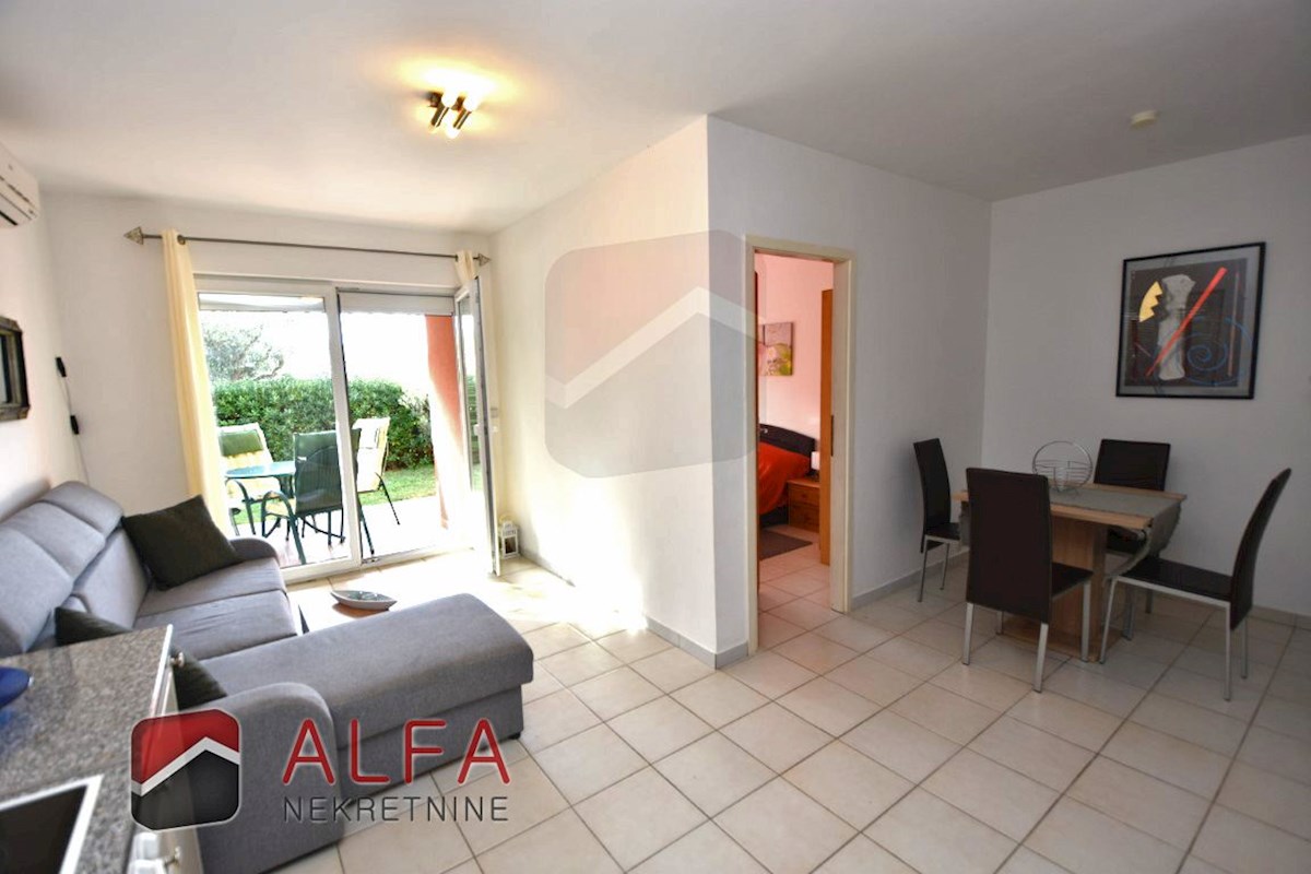 Hrvaška, Vodice, prodaja pritličnega stanovanja z vrtom