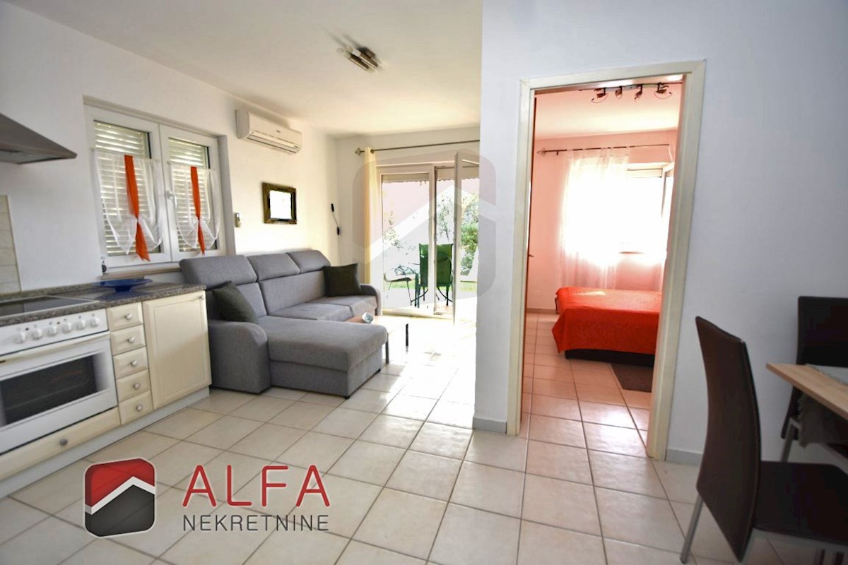 Hrvaška, Vodice, prodaja pritličnega stanovanja z vrtom