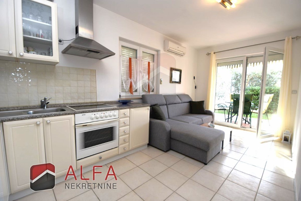 Hrvaška, Vodice, prodaja pritličnega stanovanja z vrtom