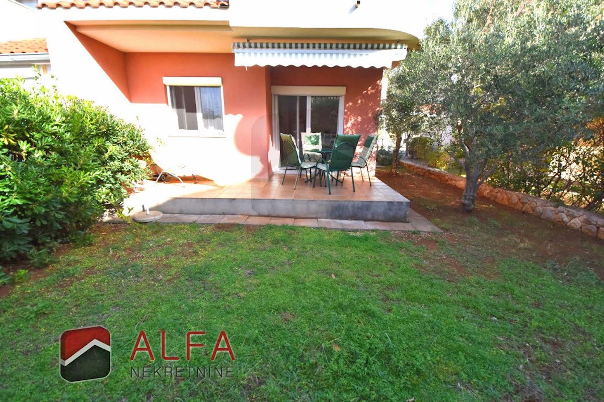 Hrvaška, Vodice, prodaja pritličnega stanovanja z vrtom