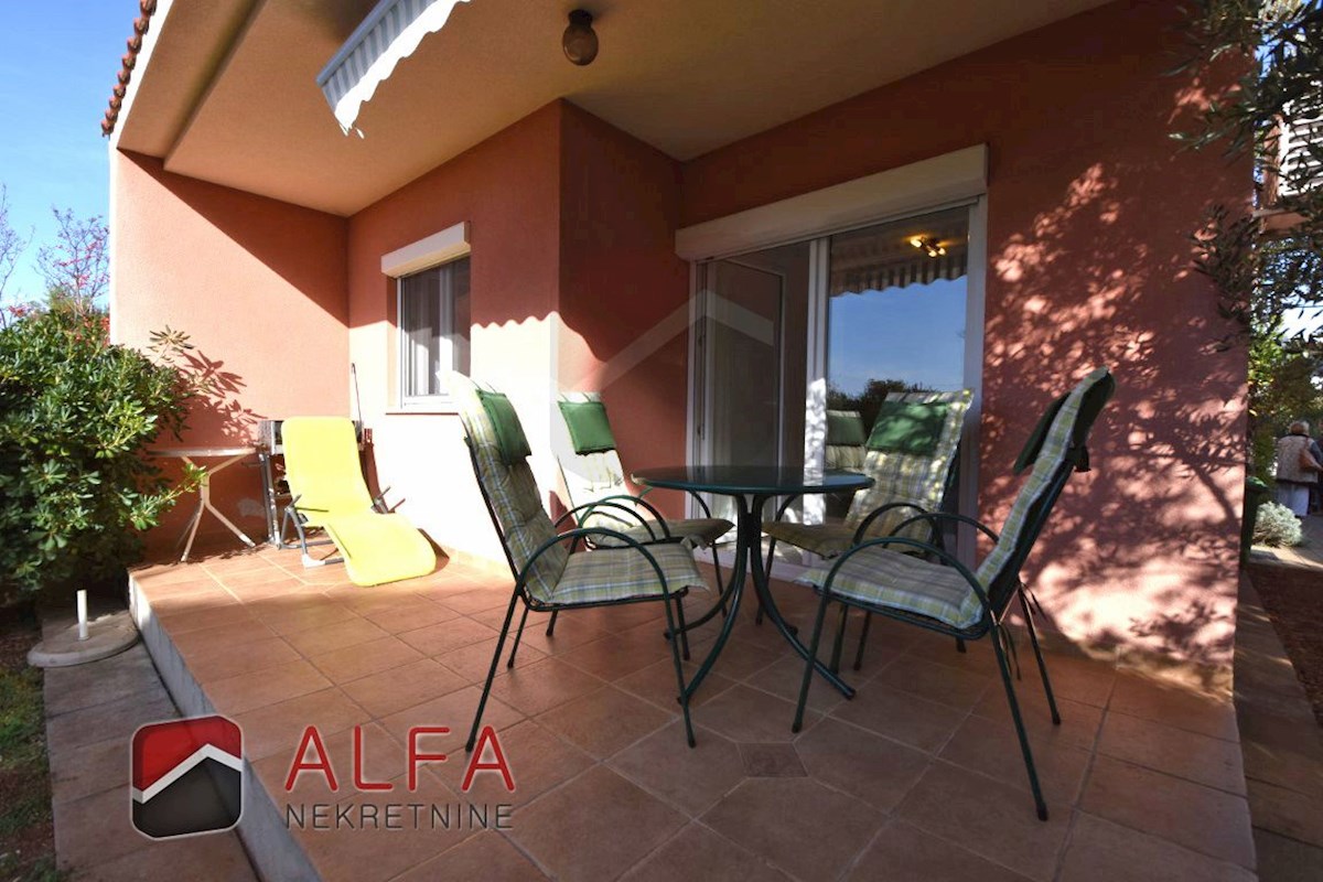 Hrvaška, Vodice, prodaja pritličnega stanovanja z vrtom