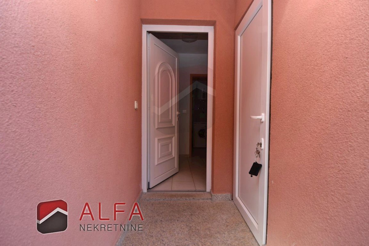 Hrvaška, Vodice, prodaja pritličnega stanovanja z vrtom