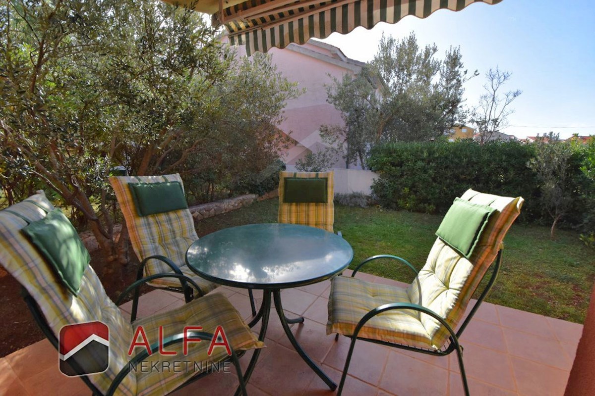 Hrvaška, Vodice, prodaja pritličnega stanovanja z vrtom