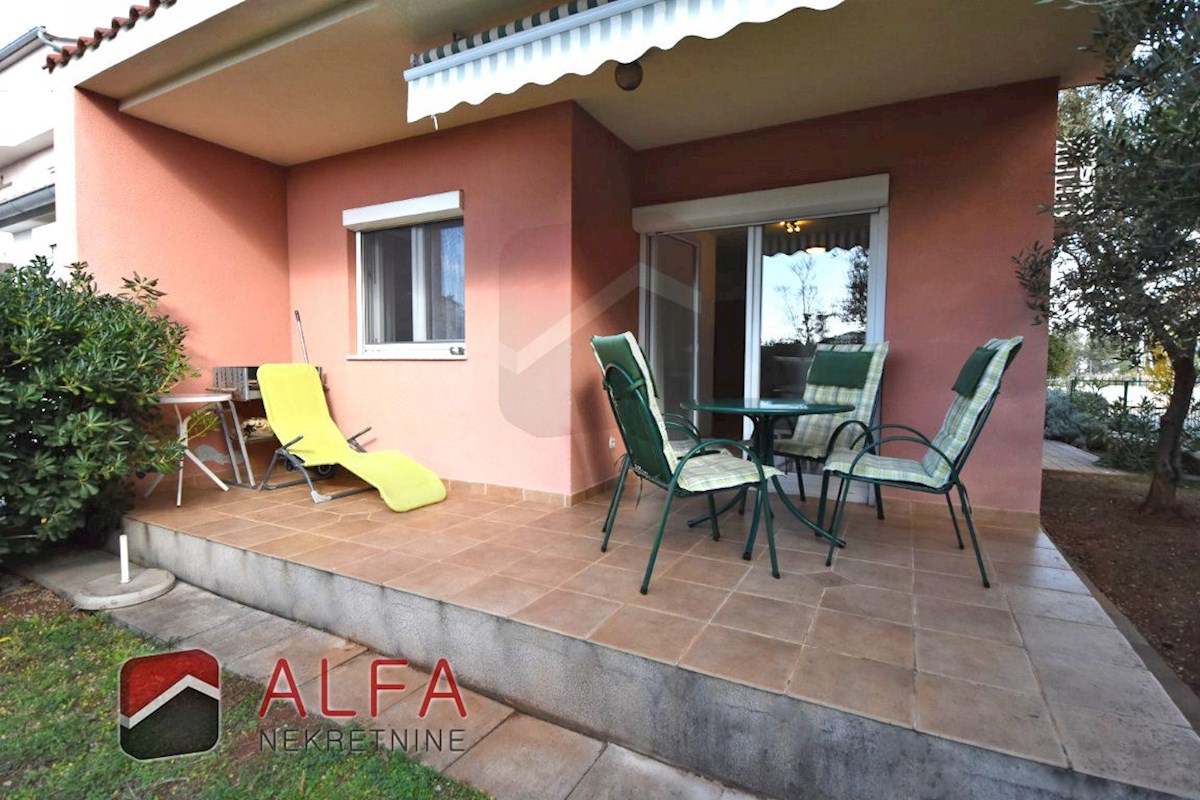 Hrvaška, Vodice, prodaja pritličnega stanovanja z vrtom